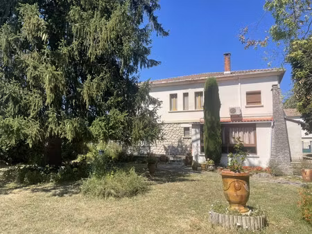 belle maison cossue individuelle traditionnelle