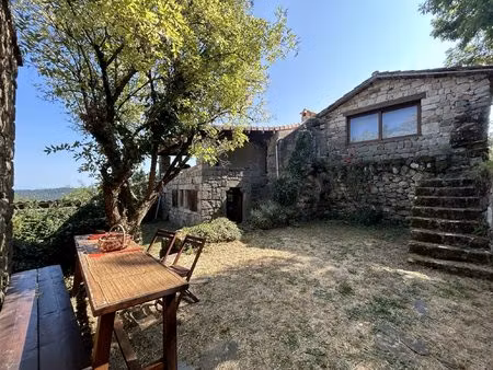 ensemble de maison en pierre