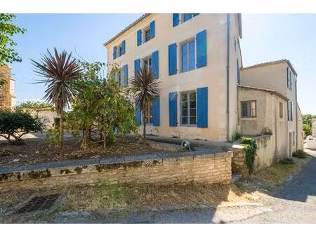 bâtisse d'exception au coeur du marais poitevin à parfaire