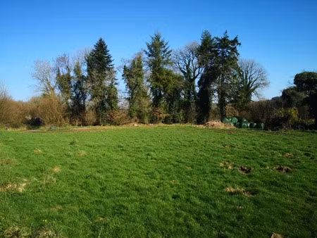 cadre bucolique pour cet authentique corps de ferme en pierre sur 10 hectares idéal équest