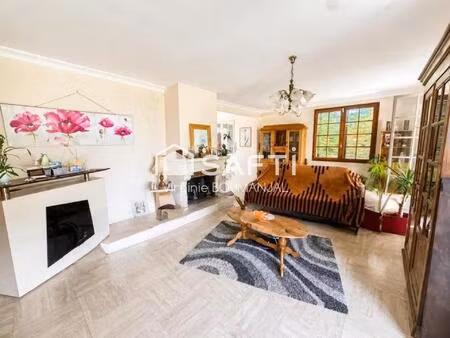 maison 6 chambres  sous sol complet et jardin clos.