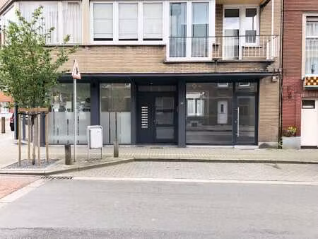 rez-de-chaussée commercial avec espace extérieur et cave