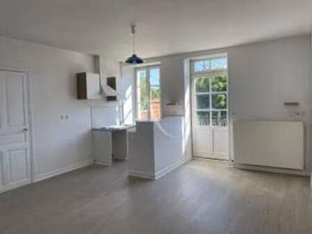 location appartement t1 à fontenay-le-comte (85200) : à louer t1 / 32m² fontenay-le-comte