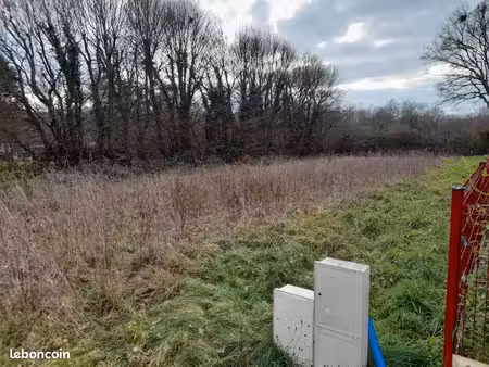 terrain 700 m² menerville