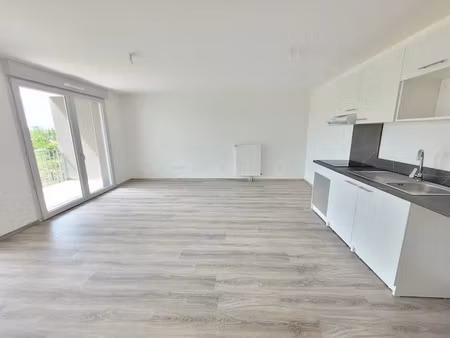 location appartement 3 pièces 63 m² à amiens (80000)  889 €