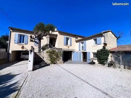 maison de ville rénovée avec grand terrain – carpentras centre