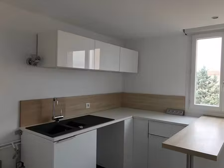 location appartement 4 pièces 76.87 m² à martigues (13500)  940 €