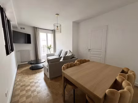 location meublée appartement 2 pièces 42 m² à versailles (78000)  1 395 €