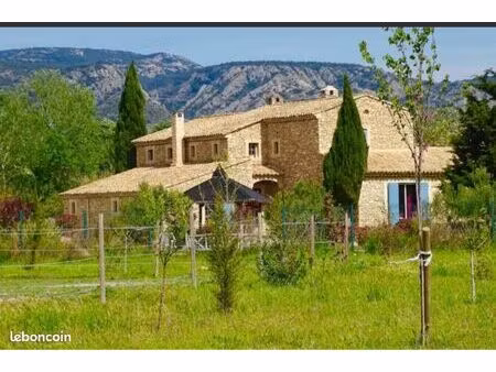 propriété avec vue dominante sur le luberon