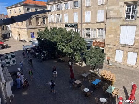 rue piétonne. cœur de ville meuble