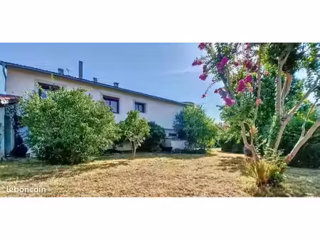 grande maison avec jardin et piscine en plein centre ville