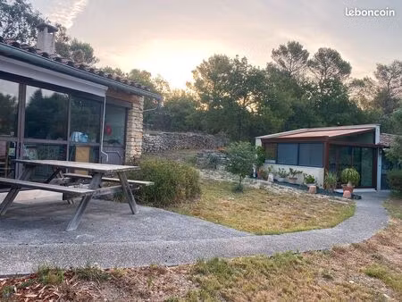 maisonnette f2 + abri couvert et fermé pour 8 mois