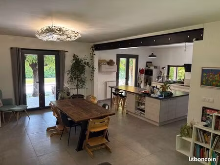 maison meublée 4 chambres avec piscine sécurisée à 5 minutes à pieds du centre ville de l'