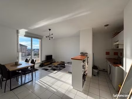 t2 meublé 36m2 + parking sécurisé (centre-ville)
