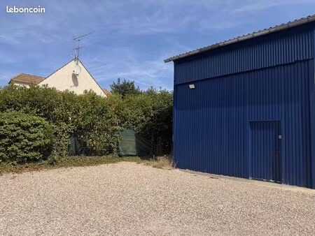 local 280 m² houdan