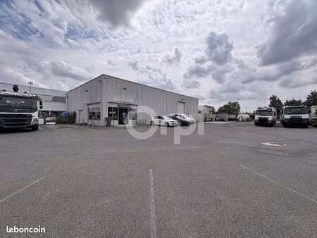 local industriel 301 m²