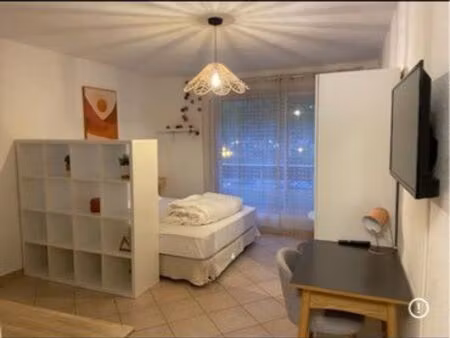 particulier loue grand studio meublé