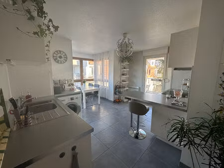 beau et lumineux 3 pièces avec balcon et parking