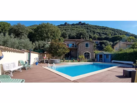 maison de caractère avec piscine  dépendance et vue dégagée