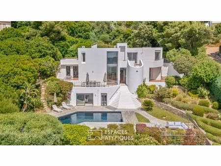 villa blanche suspendue entre ciel et méditerrannée