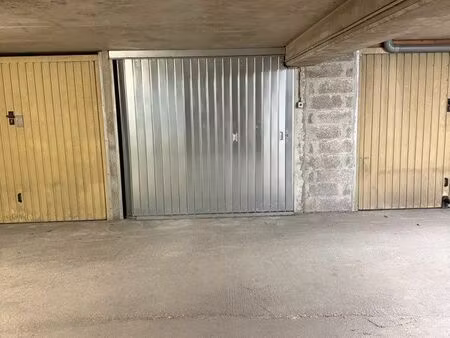 garage box fermé sécurisé 13 m2
