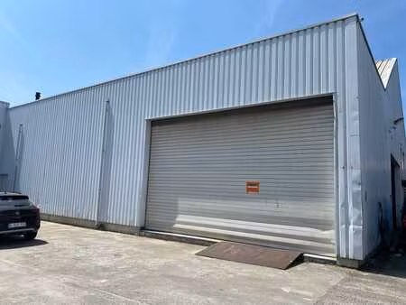 entrepôt industriel à louer à leeuw-saint-pierre 130m2