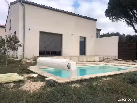 maison avec piscine et petit chalet de rangement