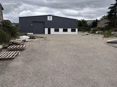 local indépendant 550 m² et 1700m² terrain vaulx-en-velin