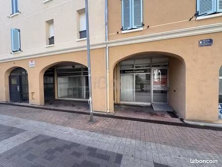 local 74 m²