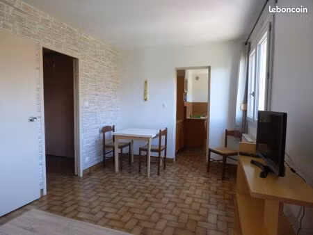 studio avec cuisine séparée et cave