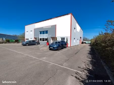 local 520 m² moneteau