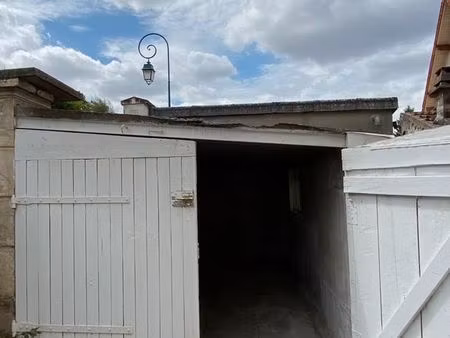 box fermé à louer stockage  bricolage ou stationnement