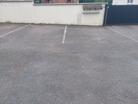 location place de parking linas