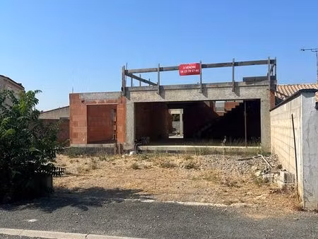 terrain constructible avec maison en cours de construction