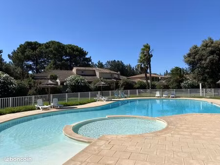 mini-villa dans résidence avec piscine  3 pièces  1 chambre + 1 grande mezzanine 3 lits - 