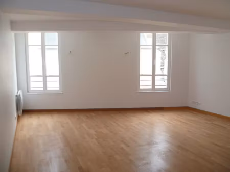 location t2  rue maitre albert  paris v