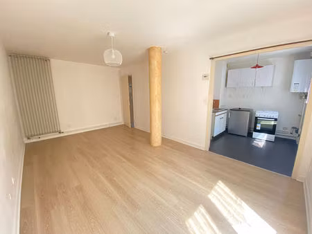 a louer agréable appartement poitiers hyper centre rue arsène orillard balcon place statio