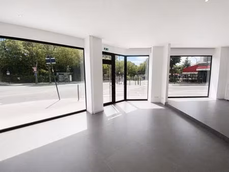 boutique d'angle avec beau linéaire de vitrine
