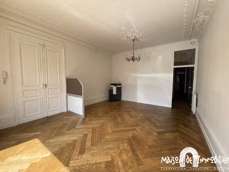 à louer local commercial avec vitrine au coeur de jarnac (c