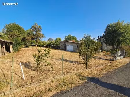 terrain constructible de 1 450 m² clos et arboré en plein coeur de laissac