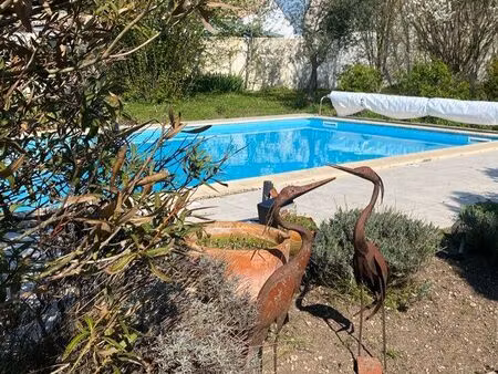 a louer petite maison en pierres 60 m2 avec piscine et jardin 9 kms de la rochelle