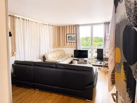 appartement 4 pièces avec 3 chambres  deux balcons et cave