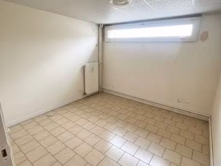 local de 12m2 avec un chassis ouvrant à neuilly sur seine
