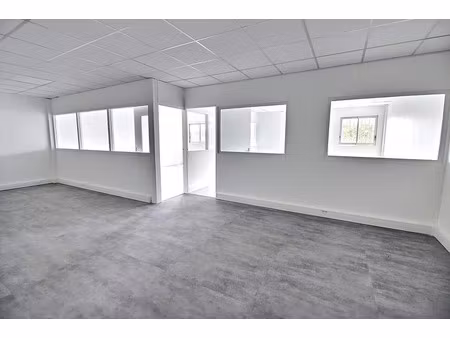location locaux professionnels 3 pièces 77 m² à trappes (78190)  1 036 €