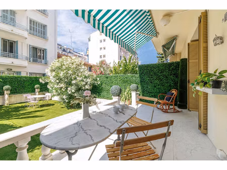 nice // fleurs / appartement 2p / terrasse / jardin / cave