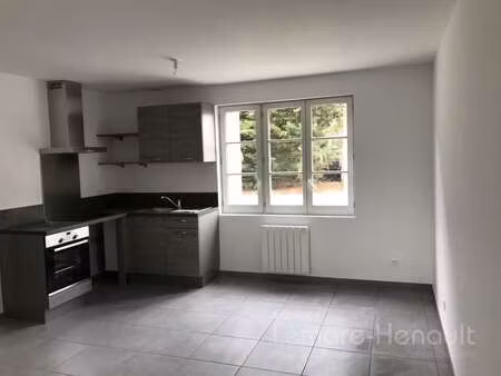 jolie maison de ville restaurée f3  73 m² avec jardinet clos privatif et stationnement véh