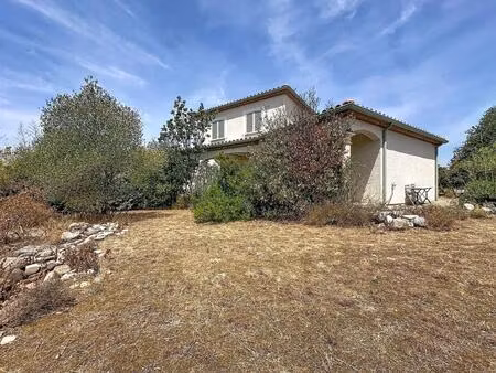 une villa contemporaine aux prestations haut de gamme  offrant de beaux volumes dans un en