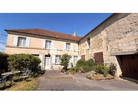 ensemble immobilier à restaurer  possibilité de faire 4 logements et garages