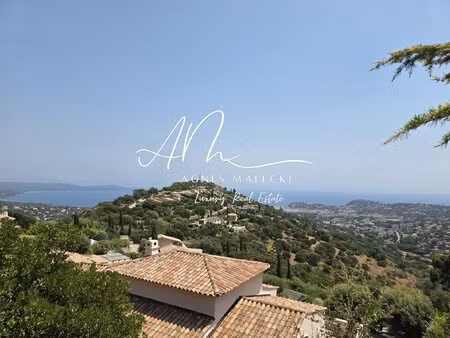belle vue mer pour cette propriete avec piscine a debordement et beau terrain paysager