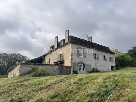 maison de campagne avec grange sur env. 1.4 ha au calme et vue dégagée.